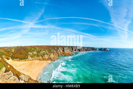 Panoramablick über die Cornish Küste von Porthcurno Pedn Vounder und Logan Rock. Stockfoto