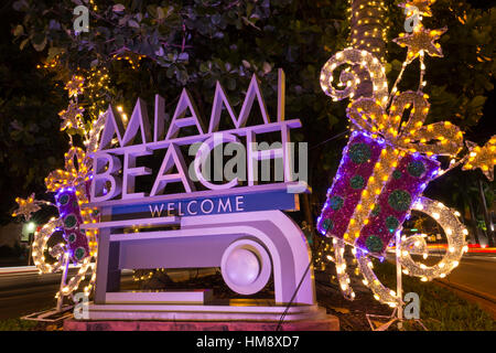 WEIHNACHTS-DEKORATIONEN AUF WILLKOMMENSSCHILD MIAMI BEACH FLORIDA USA Stockfoto