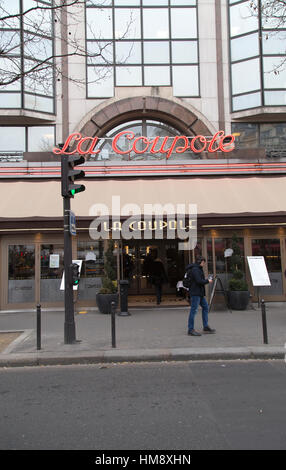 Äußere La Coupole Brasserie Montparnasse im 14. Arrondissement von Paris im winter Stockfoto