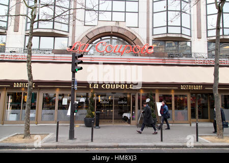 Außenseite des La Coupole Brasserie in Montparnasse im 14. Arrondissement von Paris im winter Stockfoto