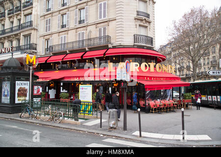 Außenseite des La Rotonde Brasserie in Montparnasse im 14. Arrondissement von Paris im winter Stockfoto