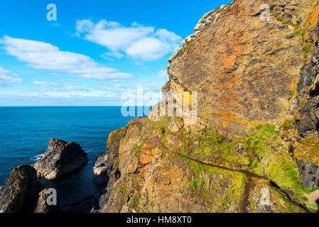 Der steile Pfad, nördlich der Kronen Motor Häuser am Botallack Head, Cornwall. Stockfoto