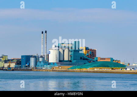 Die Tate and Lyle Sugar Raffinerie am Nordufer der Themse an Silvertown, East London. Stockfoto