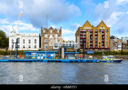 Wapping Polizei Ponton und Station ist das HQ und operative Basis der Metropolitan Police Marine Polizeieinheit über die Themse. Stockfoto