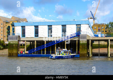 Metropolitan Police Marine Polizei Einheit Workshops, gerade stromaufwärts von ihrer Wapping Ponton HQ. Stockfoto