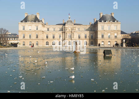 Fassade des Palais Luxembourg mit gefrorenen Brunnen in Montparnasse im 14. Arrondissement von Paris im winter Stockfoto