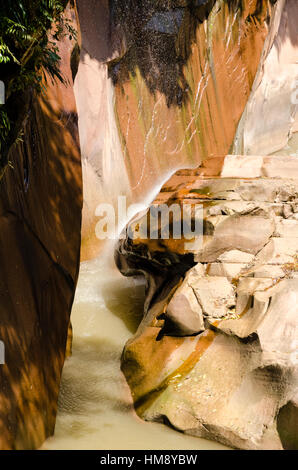 Abschnitt "Wasserfall" am "Boquerón del Padre Abad", eine Schlucht im peruanischen Regenwald zeigt Felsen Erosion Wasser fallen in Yuracyacu Fluss. Stockfoto