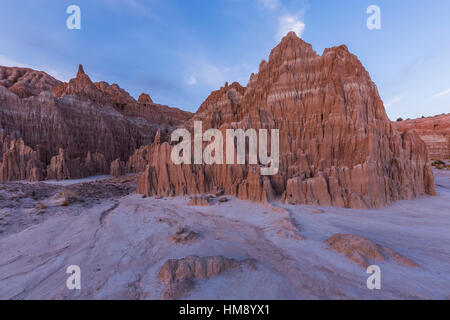 Am späten Nachmittag Licht auf den erodierten Kalksteinen Formationen in Cathedral Gorge State Park, Nevada, USA Stockfoto