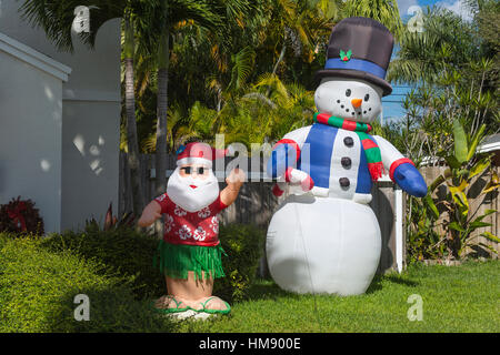 AUFBLASBARER WEIHNACHTSMANN UND SCHNEEMANN VOR PALMEN IM WOHNGEBIET VORGARTEN MIAMI FLORIDA USA Stockfoto