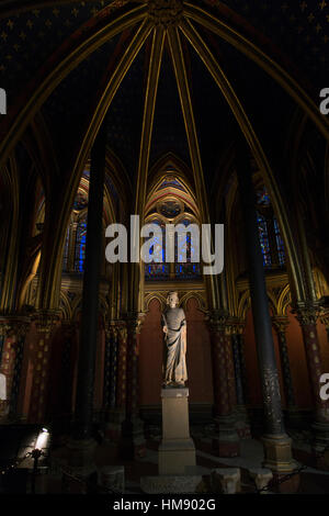 Statue von Louis IX im Inneren der Kirche Saint-Chapelle in Paris Frankreich im Winter Stockfoto