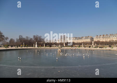 Brunnen in den Gärten der Tuilerien in Paris im Winter gefroren Stockfoto