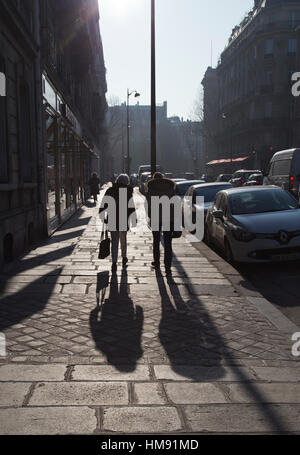 Zwei ältere Frauen Einkaufen in Paris im winter Stockfoto