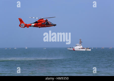 USCG Helikopter Rettung Demonstration mit USCGC Finnwale (WPB-87314) im Hintergrund Stockfoto