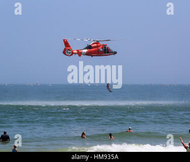 USCG Helikopter Rettung Demonstration Senkung der Rettungsschwimmer Stockfoto