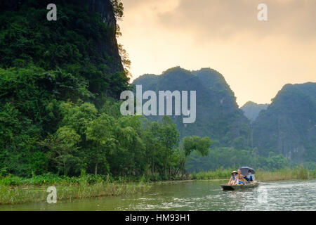 Boote in den Karst-Landschaften der Tam Coc und Trang ein in den Red River Gebiet, Ninh Binh, Vietnam, Indochina, Südost-Asien Stockfoto