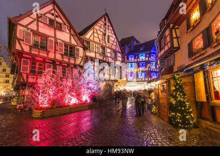 Typische Häuser, angereichert mit Weihnachtsschmuck und Lichter in der Abenddämmerung, Colmar, Departement Haut-Rhin, Elsass, Frankreich Stockfoto