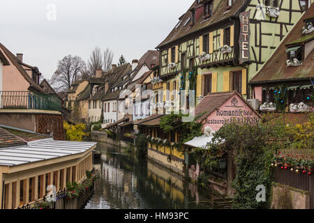 Farbige Häuser spiegelt sich im Fluss Lauch in der Weihnachtszeit, Petite Venise, Colmar, Departement Haut-Rhin, Elsass, Frankreich Stockfoto