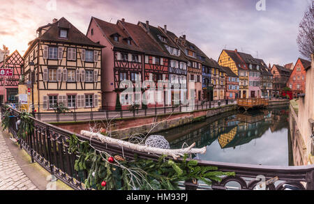 Farbige Häuser spiegelt sich im Fluss Lauch bei Sonnenuntergang, Petite Venise, Colmar, Departement Haut-Rhin, Elsass, Frankreich Stockfoto