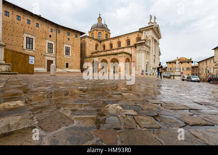 Blick auf die Arkaden neben dem alten Dom und Palazzo Ducale, Urbino, Provinz von Pesaro, Marken, Italien Stockfoto