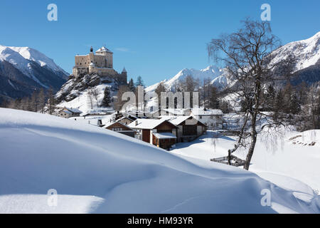 Altes Schloss und alpinen Dorf von Tarasp umgeben von schneebedeckten Gipfeln, Inn Bezirk, Kanton Graubünden, Engadin, Schweiz