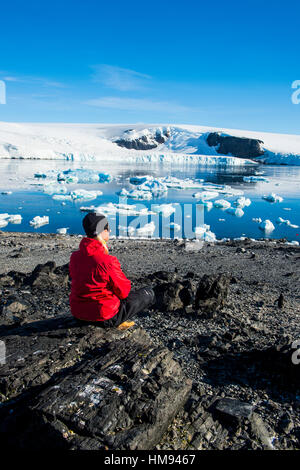Touristen bewundern die schöne Bucht voller Eisberge in Hope Bay, Antarktis, Polarregionen Stockfoto