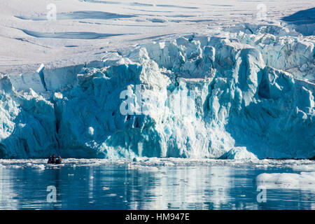 Tierkreis mit Touristen vor einem riesigen Gletscher, Hope Bay, Antarktis, polaren Regionen Kreuzfahrten Stockfoto