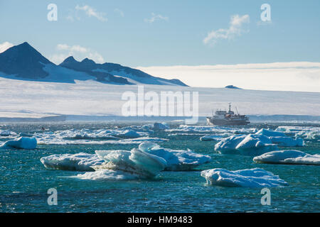 Kreuzfahrtschiff hinter Eisberge, Brown zu bluffen, Tabarin Halbinsel, Antarktis, Polarregionen Stockfoto