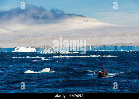 Tierkreis mit Touristen Cruisen durch die Eisberge, Brown zu bluffen, Tabarin Halbinsel, Antarktis, Polarregionen Stockfoto
