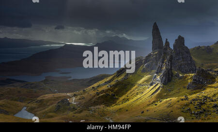 Ein Ausbruch von Licht leuchtet kurz die Pinnacles, die Umgebung der Old Man of Storr, Isle Of Skye, Schottland, UK Stockfoto