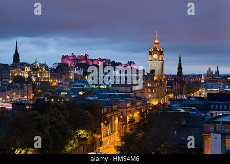 Edinburgh Castle und die Gebäude der Stadt leuchtet in der Dämmerung, Edinburgh, Lothian, Schottland, Vereinigtes Königreich Stockfoto