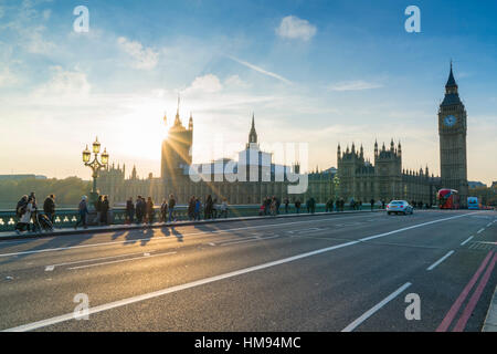 Fußgänger auf Westminster Bridge mit Houses of Parliament und Big Ben bei Sonnenuntergang, London, England, Vereinigtes Königreich Stockfoto