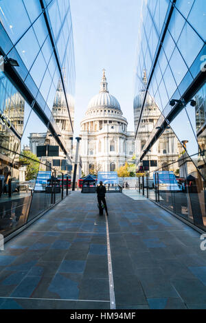 St. Pauls Cathedral aus eine neue Änderung, City of London, London, England, Vereinigtes Königreich Stockfoto