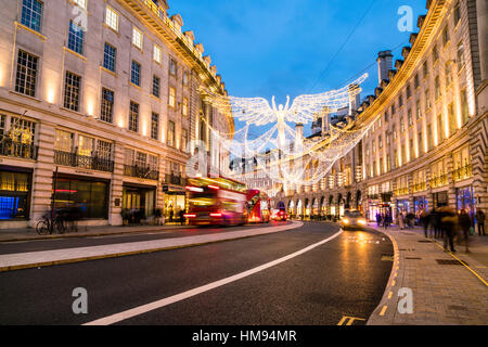 Festliche Weihnachtsbeleuchtung in der Regent Street im Jahr 2016, London, England, Vereinigtes Königreich Stockfoto