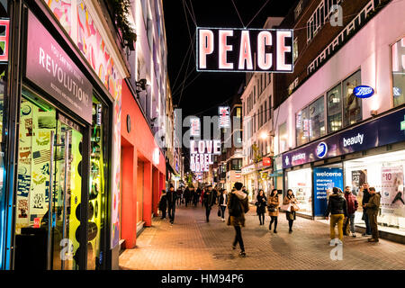 Alternative festliche Weihnachtsbeleuchtung in der Carnaby Street, Soho, London, England, Vereinigtes Königreich Stockfoto