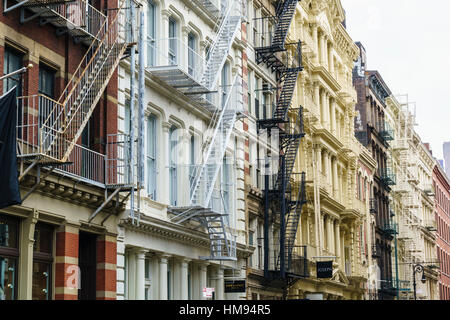 Altbauten und Feuerleitern in Gusseisen Bezirk SoHo, Manhattan, New York City, USA, Nordamerika Stockfoto