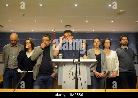 Politiker Iñigo Errejon, Joan Baldovi, Irene Montero, Carolina Bescansa und Rafa Mayoral während eines Treffens der Partei Podemos in Madrid am Mittwoch 24 Februar 2016 Stockfoto