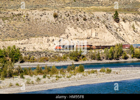 Die Canadian Pacific Fracht Zug Richtung Westen durch die Fraser-Canyon-Berge in British Columbia, Kanada. Stockfoto