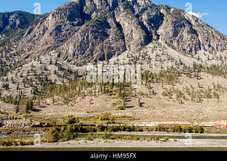 Die Canadian Pacific Fracht Zug Richtung Westen durch die Fraser-Canyon-Berge in British Columbia, Kanada. Stockfoto