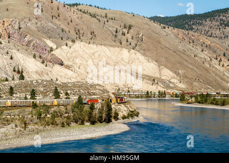 Die Canadian Pacific Fracht Zug Richtung Westen durch die Fraser-Canyon-Berge in British Columbia, Kanada. Stockfoto