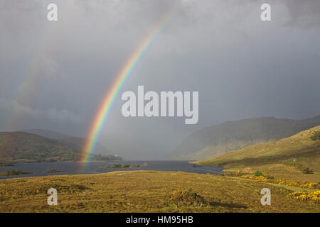 Regenbogen über Glenveagh National Park, Grafschaft Donegal, Ulster, Irland Stockfoto