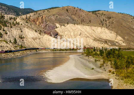 Die Canadian Pacific Fracht Zug Richtung Westen durch die Fraser-Canyon-Berge in British Columbia, Kanada. Stockfoto