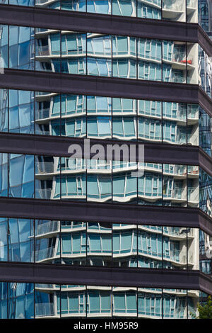 Abstrakte Reflexionen in Glas und Stahl Hochhäuser von Vancouver, British Columbia, Kanada. Stockfoto