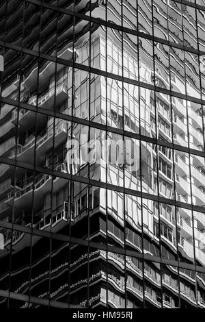 Abstrakte Reflexionen in Glas und Stahl Hochhäuser von Vancouver, British Columbia, Kanada. Stockfoto