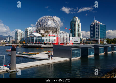 Das Telus World of Science, die aufbauend auf False Creek, Vancouver, Britisch-Kolumbien, Kanada. Die Kuppel wurde im Jahr 1985 für den 86-Expo-Event hinzugefügt. Stockfoto