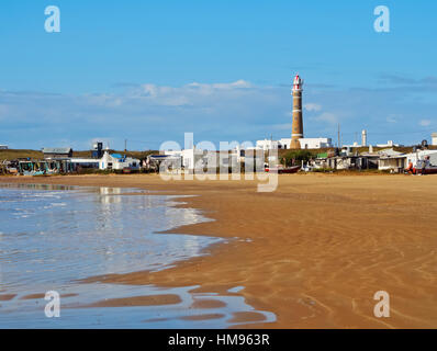 Blick über den Strand bis zum Leuchtturm, Cabo Polonio, Rocha Abteilung, Uruguay, Südamerika Stockfoto