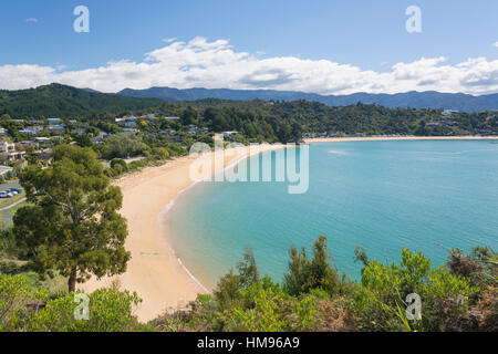 Blick vom Hügel über den Sandstrand am kleinen Kaiteriteri, Kaiteriteri, Tasman, Südinsel, Neuseeland, Pazifik Stockfoto