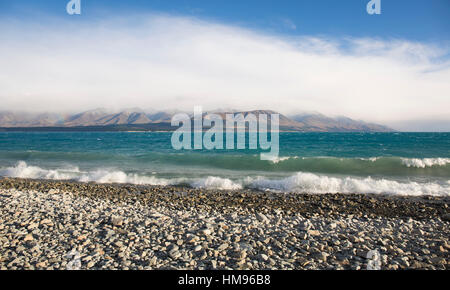 Blick vom felsigen Küste über den stürmischen Gewässern des Lake Pukaki, in der Nähe von Twizel, Mackenzie District, Canterbury, Neuseeland Stockfoto