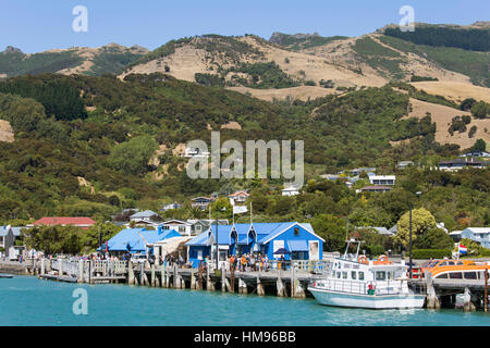 Blick vom Akaroa Harbour auf der Main Wharf, Akaroa, Banks Peninsula, Canterbury, Südinsel, Neuseeland, Pazifik Stockfoto