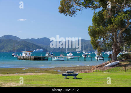 Blick über Waikawa Bay, einem Arm des Queen Charlotte Sound (Marlborough Sounds), Waikawa, in der Nähe von Picton, Marlborough, Neuseeland Stockfoto