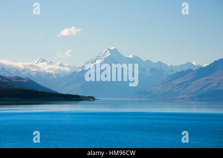 Blick über den ruhigen Lake Pukaki, Aoraki (Mount Cook), in der Nähe von Twizel, Mackenzie District, Canterbury, Südinsel, Neuseeland Stockfoto